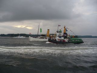 Aufgewühlte See beim Dampferrennen; im Bild: Schlepper "Flensburg" und "Schaarhörn"