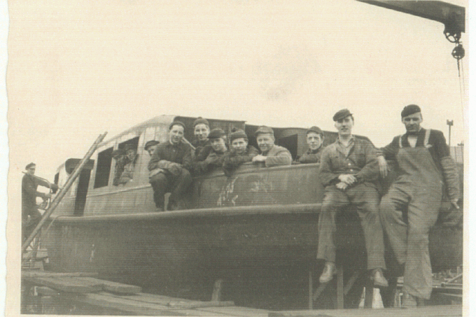 Die Schiffsbauercrew, hier auf dem Jollenführer 3 für die Hadag (Stapellauf 19.07.56). Auf der Wallschiene sitzend (links) Schiffsbau-Lehrling Hartmut Mischke