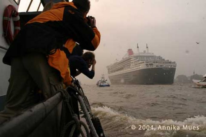 Der legendäre erste Besuch der Queen Mary II in Hamburg, 2004