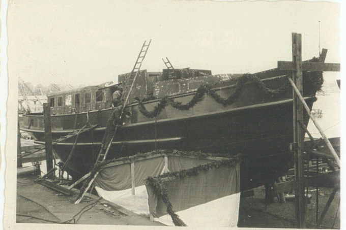 Der Rumpf ist fertig - zur Feier wird "Marxen" festlich geschmückt.