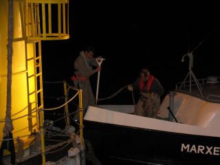 Überstieg von der "Marxen" auf die Meßboje
