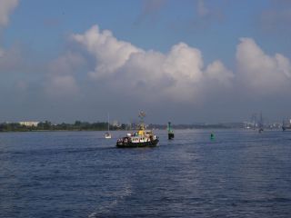 Auf der Warnow Richtung Warnemünde, Bild von Eckehard Schwenzer (C)